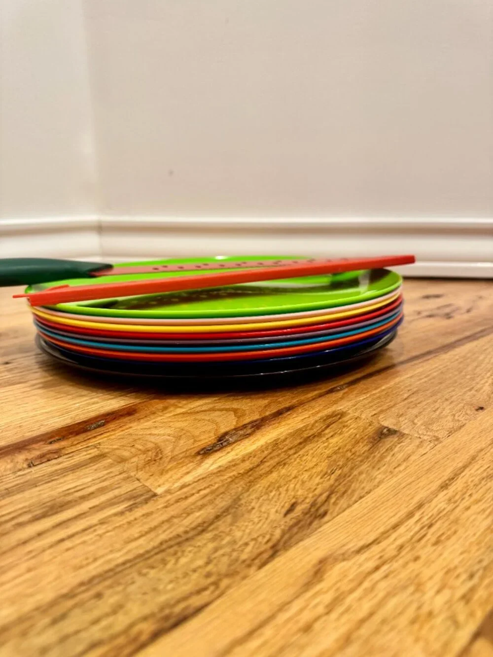 Kuhn Rikon Watermelon Knife & Set of 12 Colorful Plastic Plates EUC